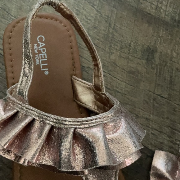 Cute metallic soft thong sandals for little girls - Picture 2 of 3